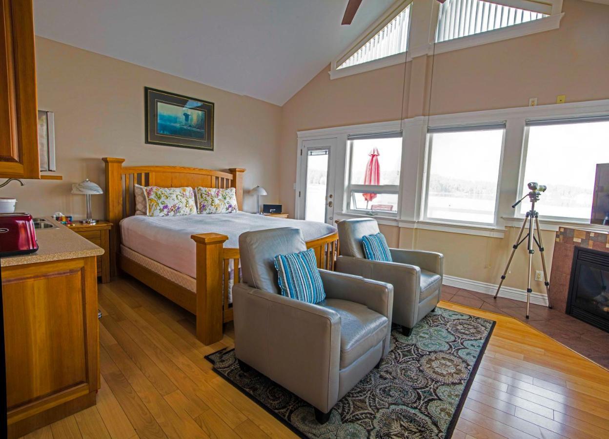 Birds Of A Feather Victoria Oceanfront Studio Suites Colwood ภายนอก รูปภาพ